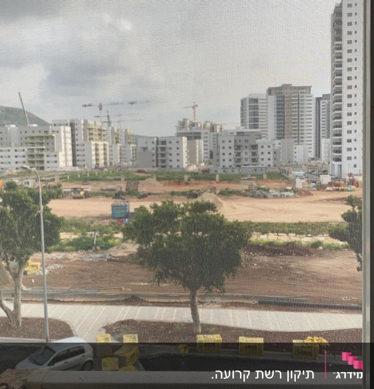 רשת חלון עם נוף עירוני ברקע